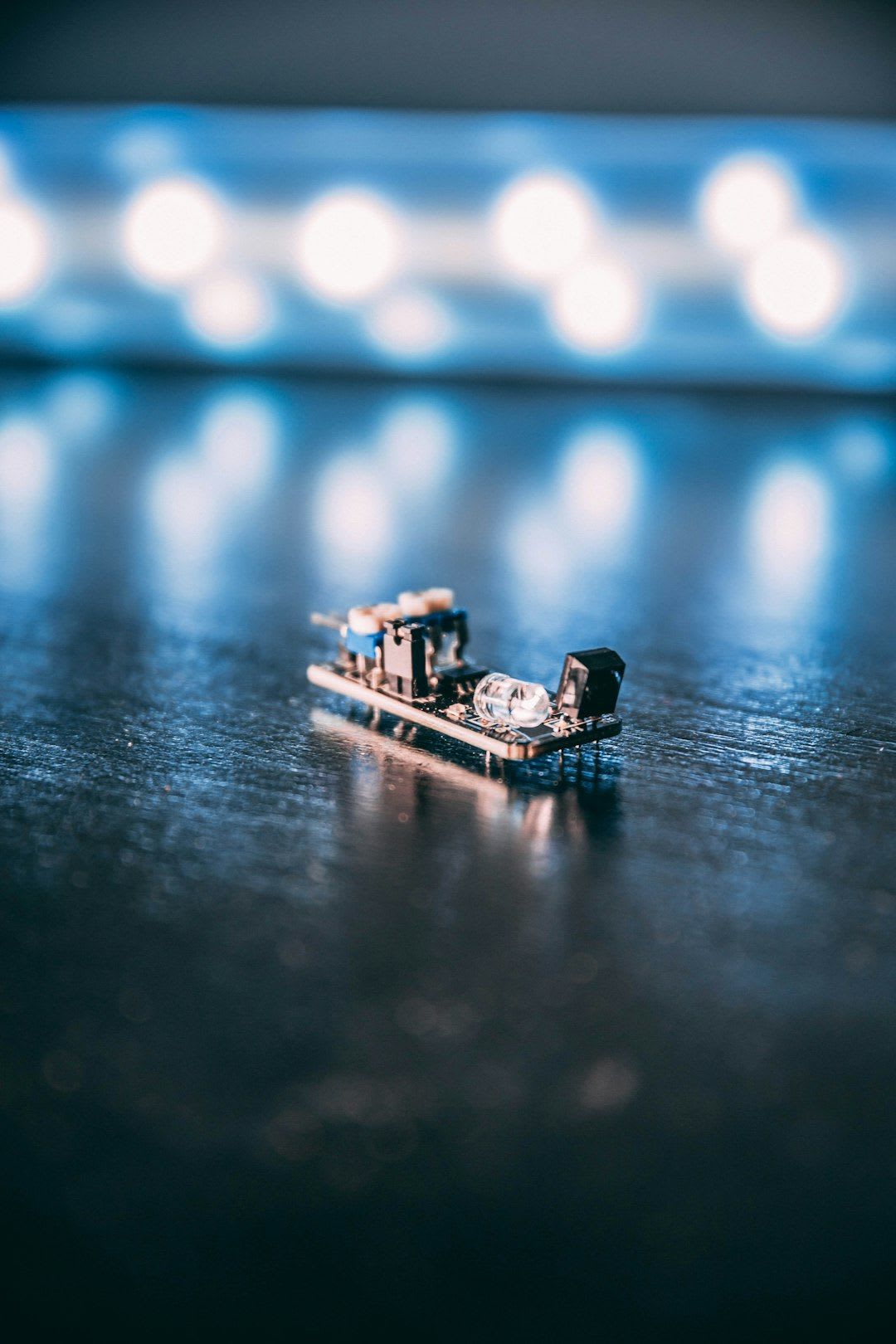 Überprüfung der LED-Statusleuchten an einem NAS als Teil der Fehlerbehebung bei der Speedport Smart 4 Einrichtung. | Foto: Jason Jarrach