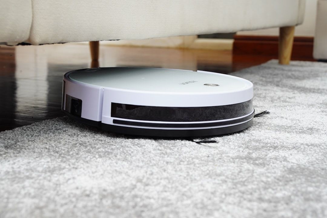 Wichtiges Kaufkriterium Akkulaufzeit: Ein kabelloser Staubsauger in seiner Ladestation mit Akku-Anzeige. | Foto: Kowon vn