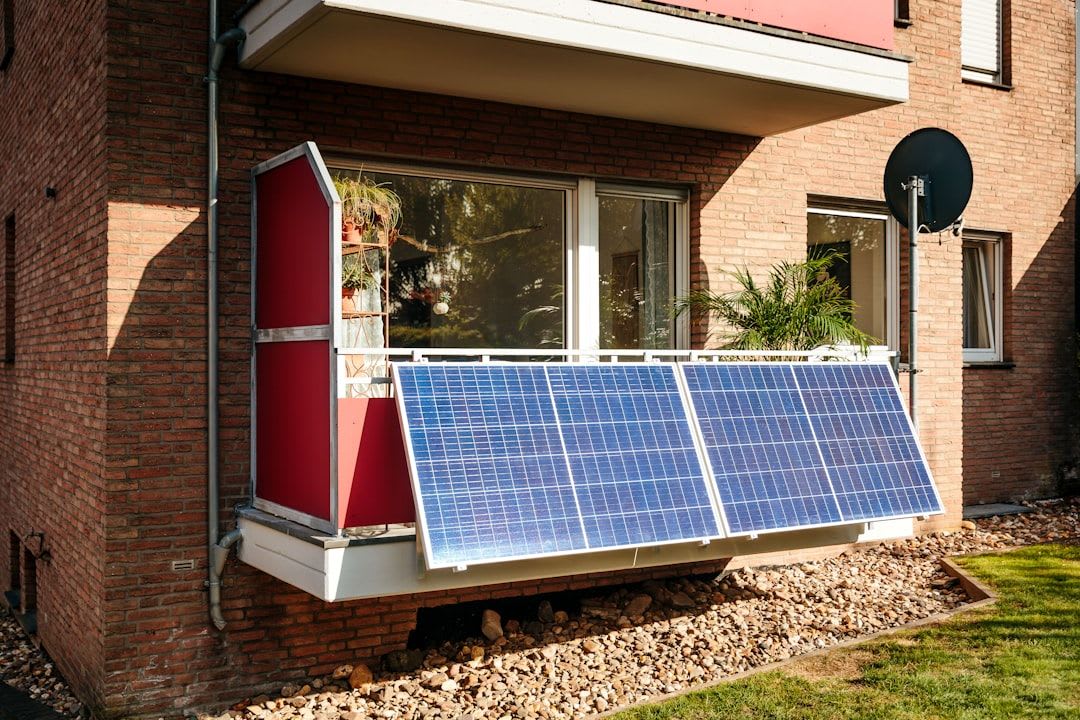 Ein Balkonkraftwerk an einem sonnigen Balkongeländer als Beispiel für Eigenstromerzeugung zur Senkung der Stromkosten. | Foto: Yuma Solar