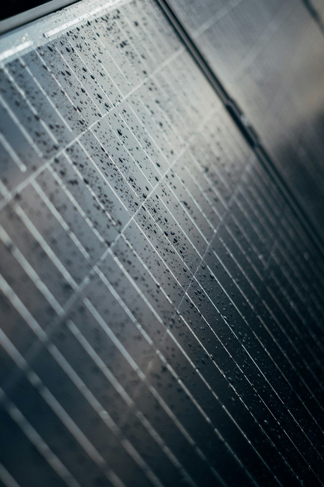 Nahaufnahme der elektrischen Verkabelung zwischen Solarmodulen, ein wichtiges Detail im Schaltplan einer Photovoltaik-Anlage. | Foto: Benjamin Jopen