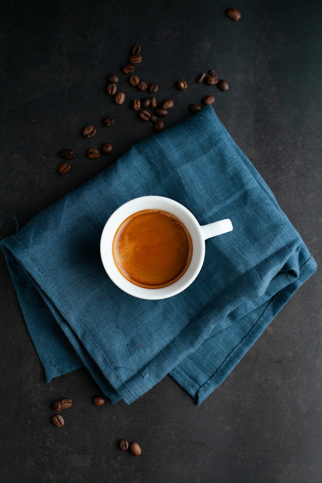 Eine perfekte, haselnussbraune Crema auf einem Espresso, das Ergebnis eines optimal eingestellten Kaffee Mahlgrad am Vollautomat. | Foto: Victoria Shes