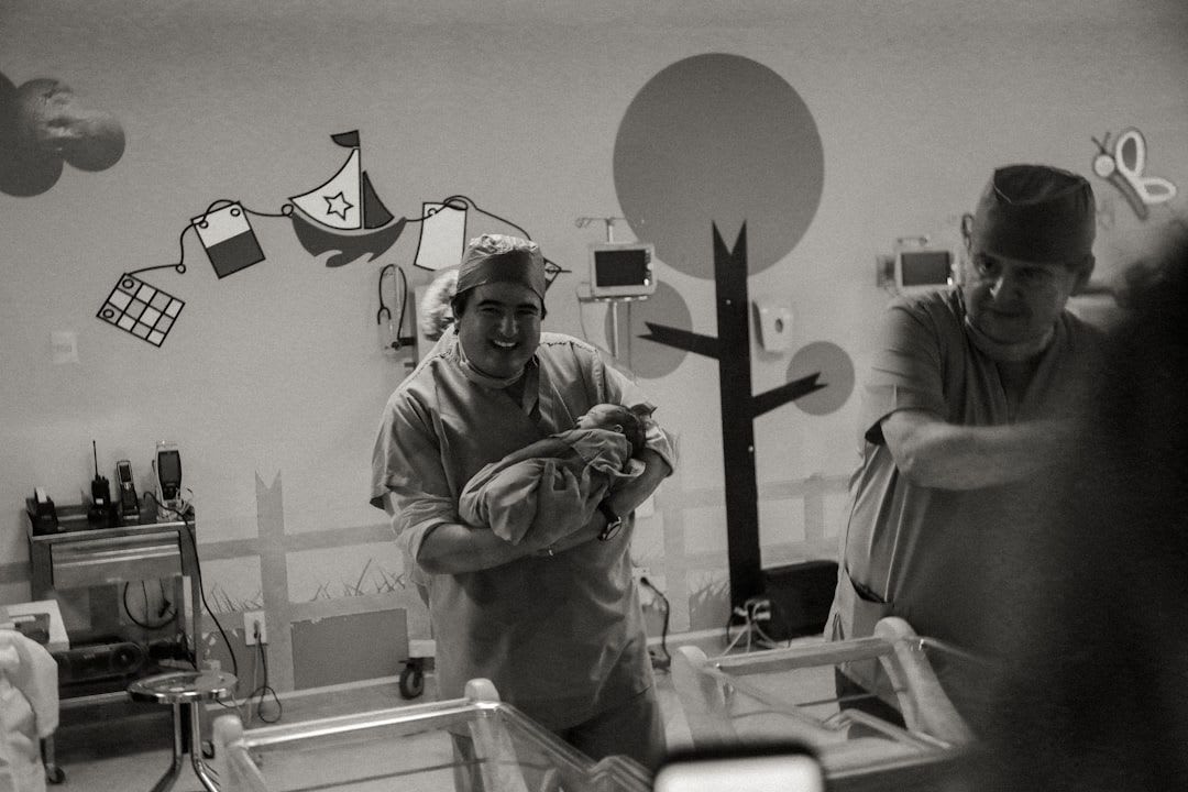 Bügelflaschen sterilisieren in der Spülmaschine: Zerlegte Flaschenteile im oberen Korb eines offenen Geschirrspülers nach dem Spülgang. | Foto: José Pablo Domínguez