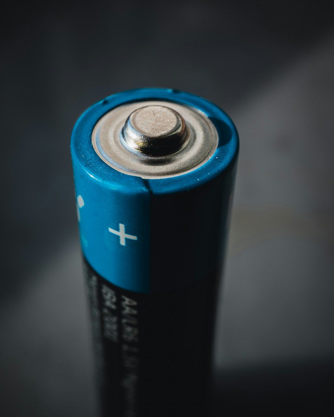Moderner Lithium-Eisenphosphat (LiFePO4) Batteriespeicher für ein Off-Grid-System, der die Energie für die Nacht speichert. | Foto: Mika Baumeister