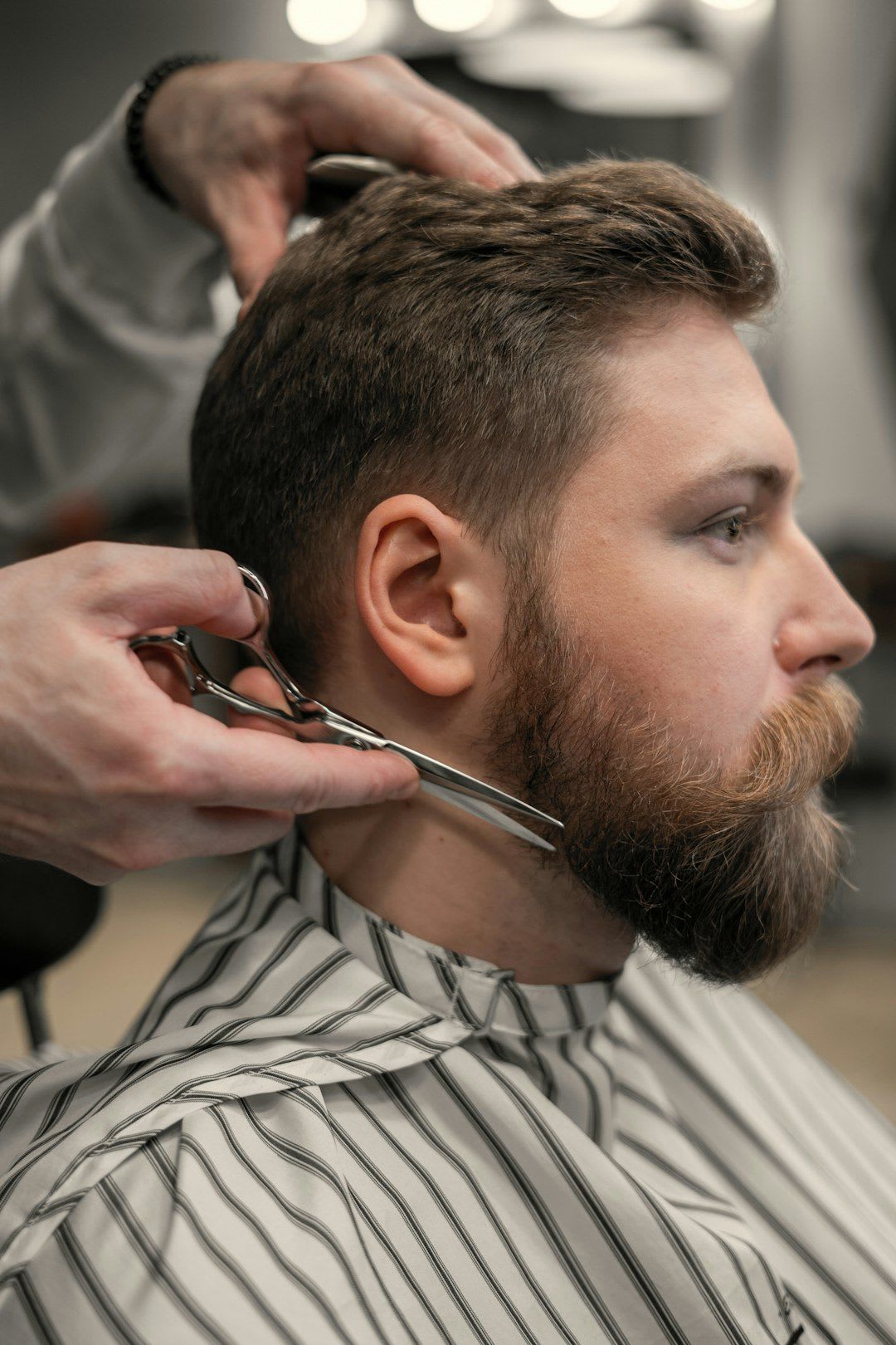 Ein Mann bereitet seine Haut auf die Rasur vor, indem er ein warmes Handtuch auflegt, um die Poren für das richtige Rasieren zu öffnen. | Foto: Mr Shave