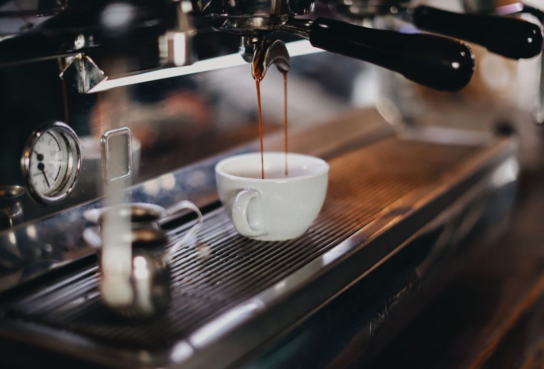 Die Zubereitung von Qualitätskaffee, der vor Krankheiten schützt: Single-Origin-Bohnen, Handmühle und V60-Pour-Over-Setup. | Foto: tabitha turner