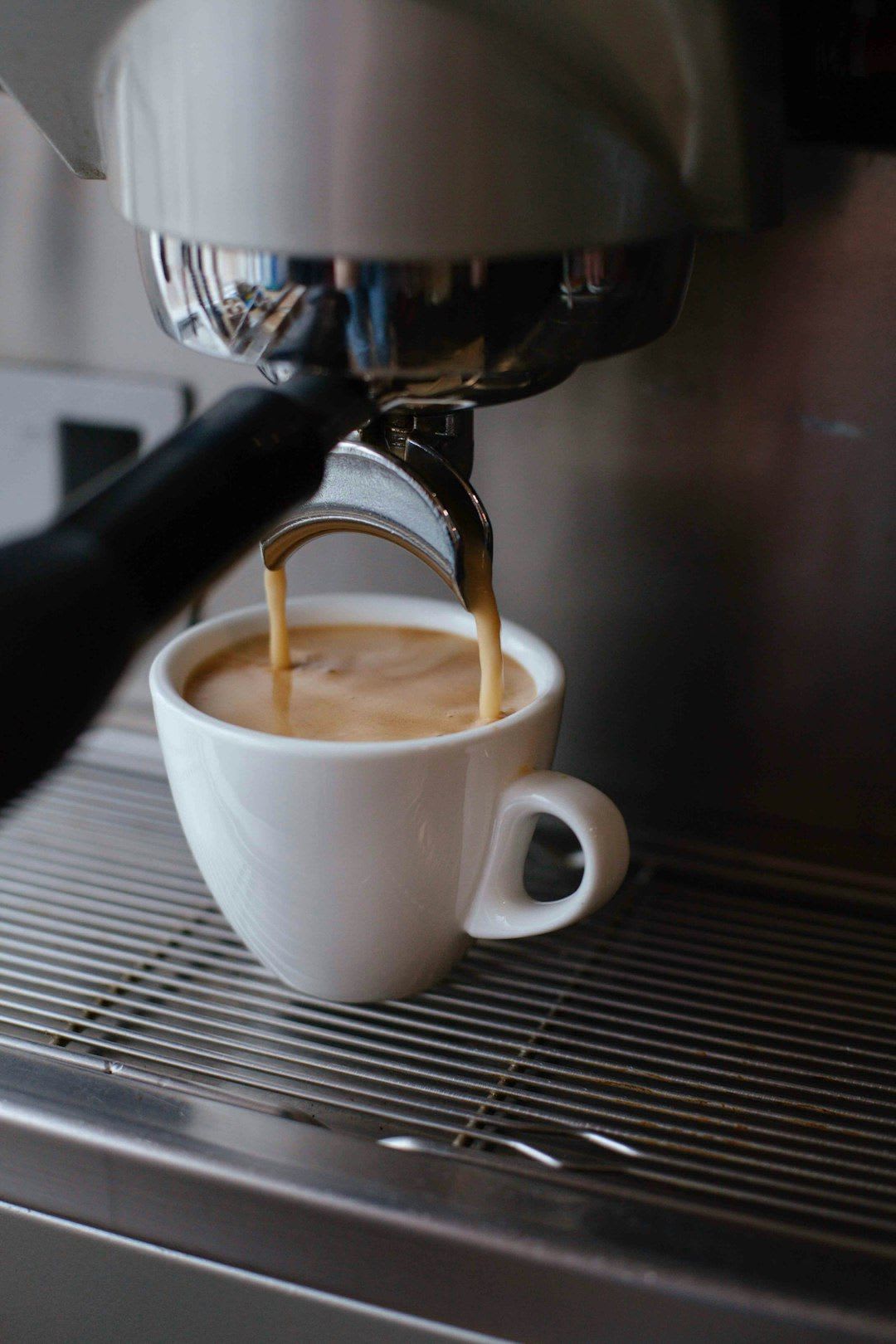 Detailansicht des Mahlwerks in einem DeLonghi Vollautomaten, eine wichtige Stellschraube um die Kaffeestärke richtig einzustellen. | Foto: Victoria Shes