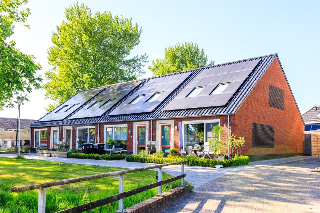 Moderne Luft-Wasser-Wärmepumpe als Beweis gegen die Mythen und Fakten der Wärmepumpen-Lüge an einem Einfamilienhaus. | Foto: Uitbundig