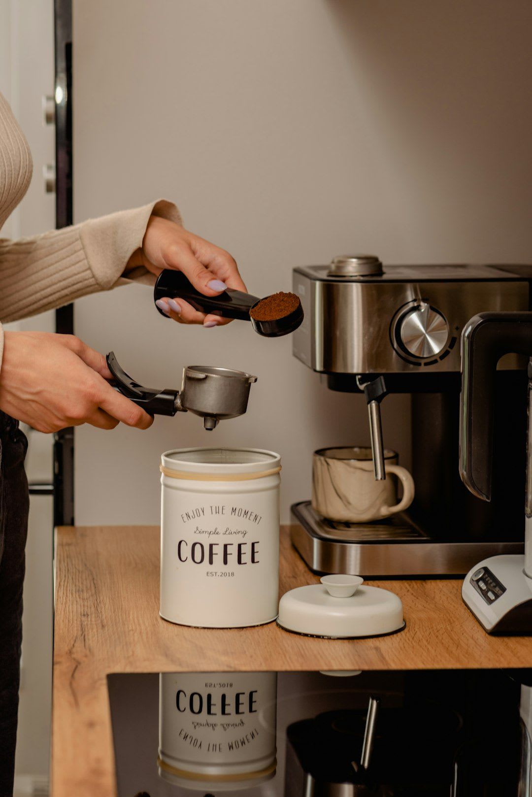 Originale Reinigungstabletten für die Pflege und das Reinigen eines Jura Kaffeevollautomaten, minimalistisch präsentiert. | Foto: Eugenia Pan'kiv