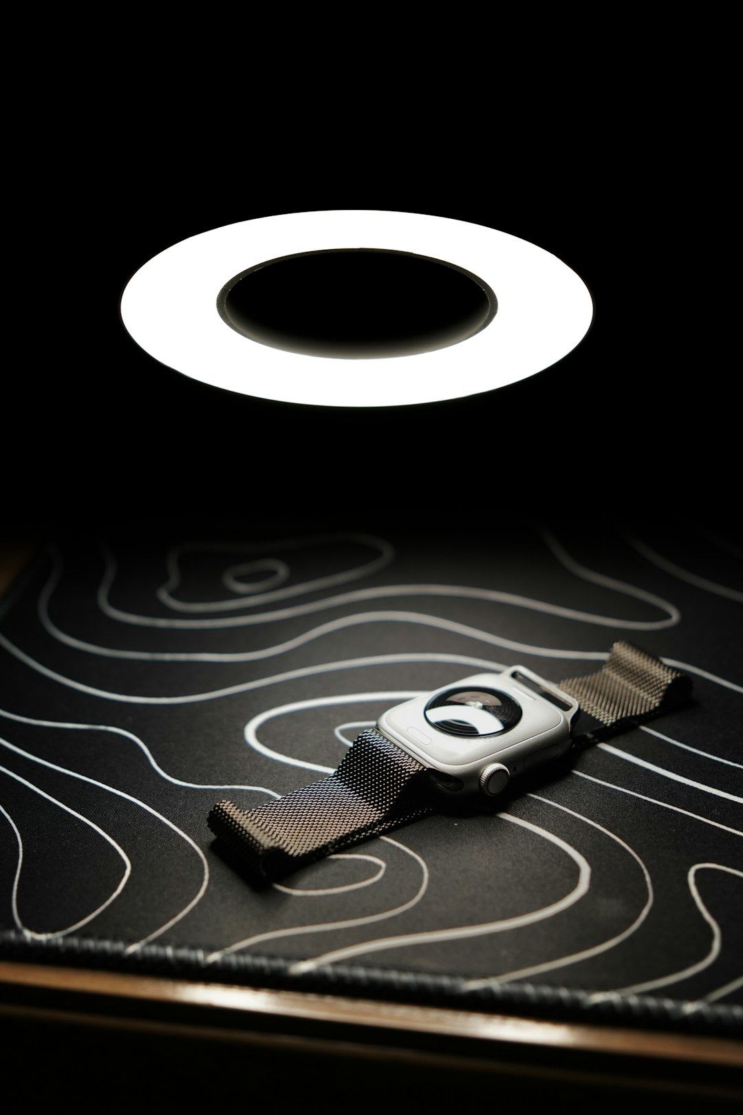 Silberner Oura Ring 4 als stilvolle Option, dessen Preis man im Rahmen der Black Friday Kaufberatung vergleichen sollte. | Foto: Faz Islam