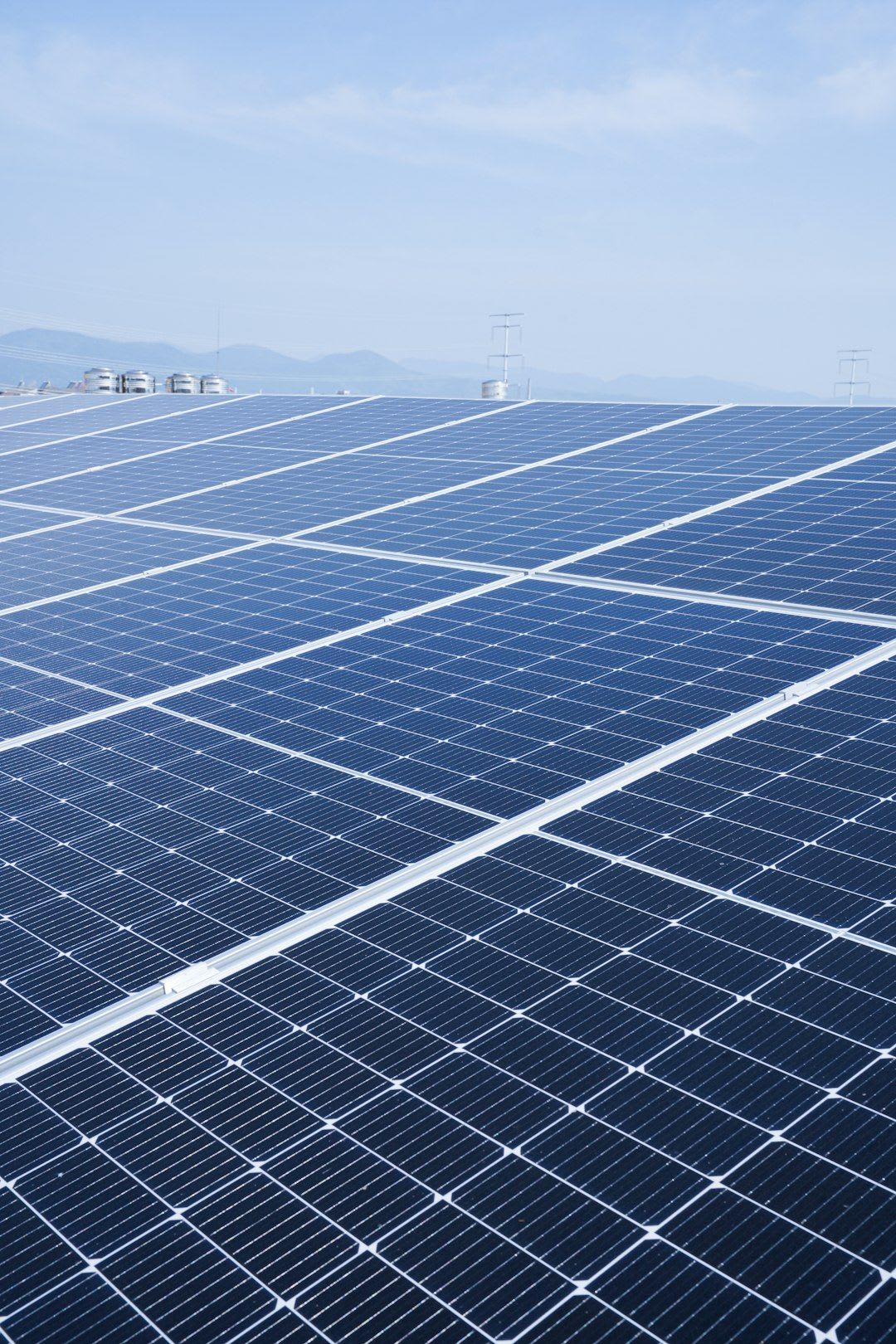 Nahaufnahme der MC4-Stecker an einer Anschlussdose eines Solarmoduls, die eine sichere und wetterfeste Verkabelung zeigt. | Foto: Soren H