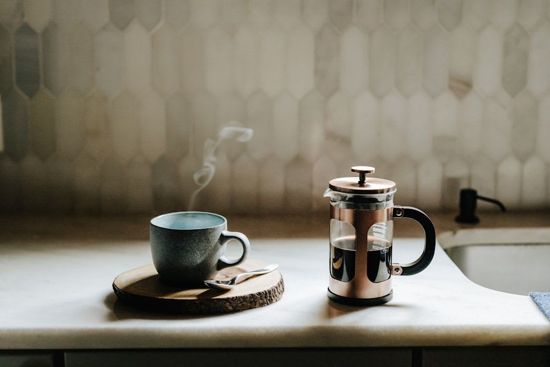 Eine French Press mit frisch gebrühtem Kaffee als Methode, um ohne Maschine einen starken, espresso-ähnlichen Kaffee zuzubereiten. | Foto: Clay Banks
