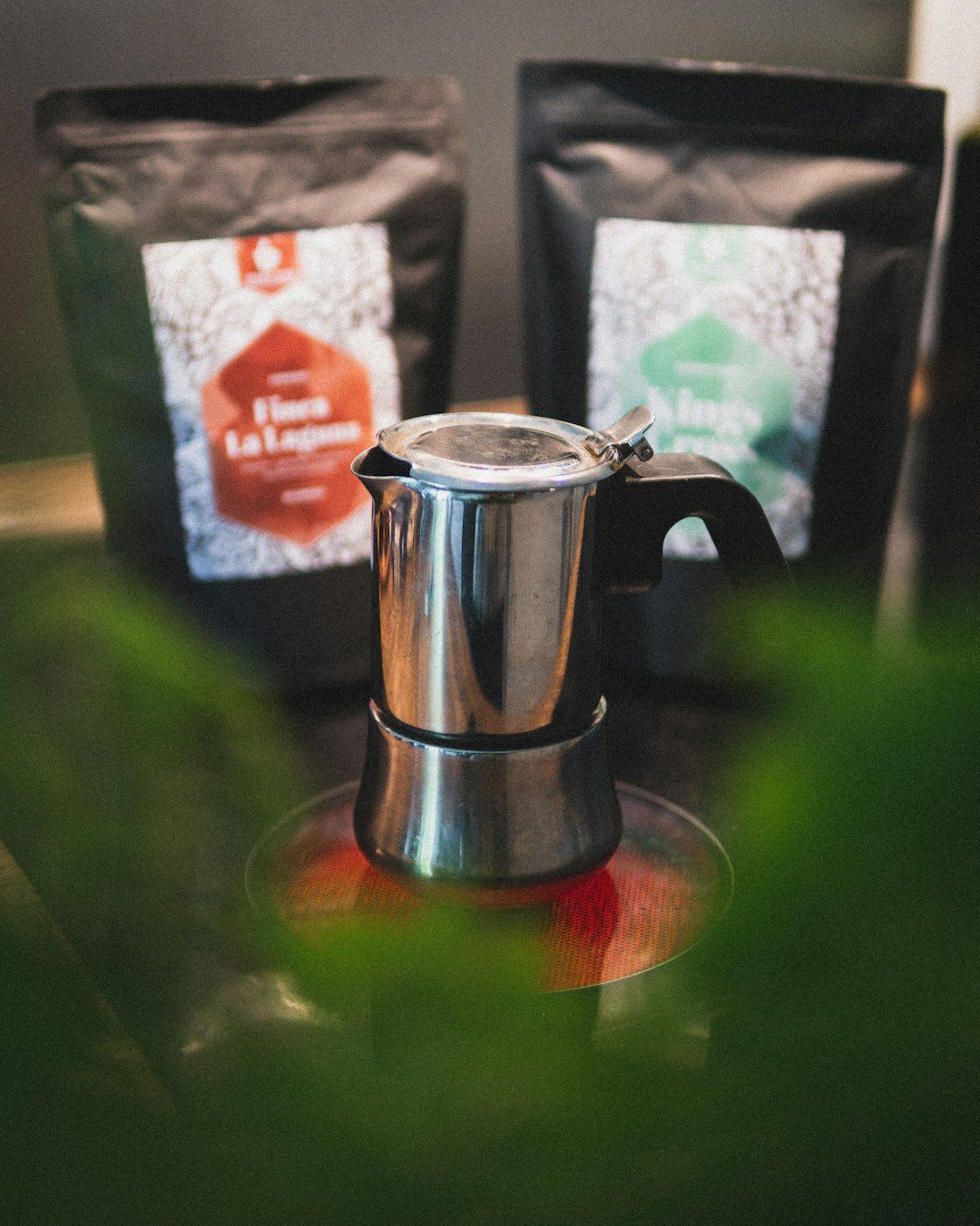 Vergleich verschiedener Mahlgrade für Kaffee, von grob bis fein, für die Zubereitung von Espresso ohne Maschine. | Foto: Felix Hoffmann