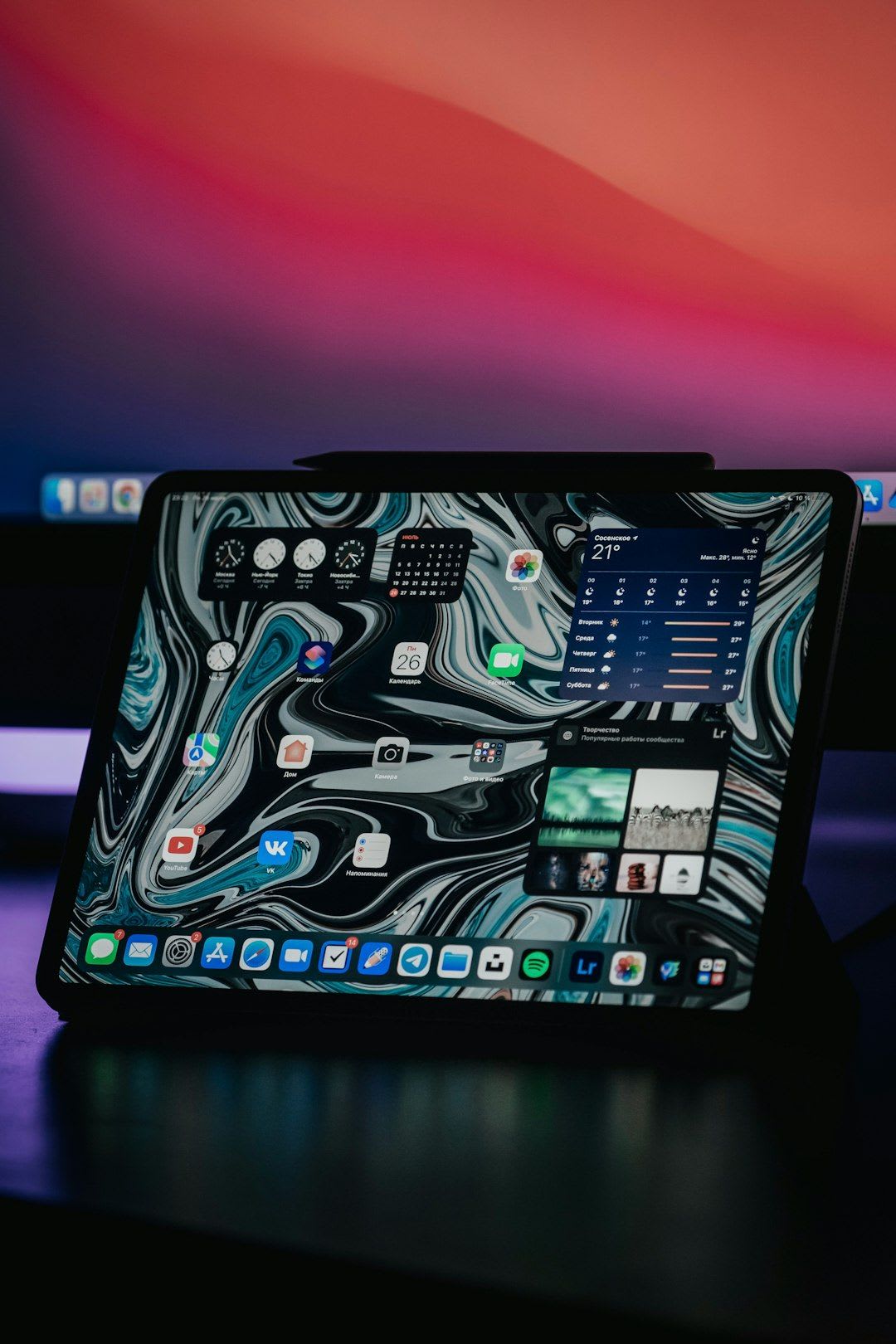 Seitenansicht des extrem dünnen iPad Pro M4 13 Zoll, das seine schlanke Bauweise und hohe Portabilität unterstreicht. | Foto: refargotohp