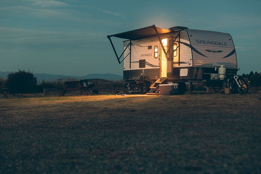 Gemütliche Abendstimmung im Camper, die Beleuchtung wird zuverlässig von der Batterie des Wohnmobils mit Solar versorgt. | Foto: Devon MacKay