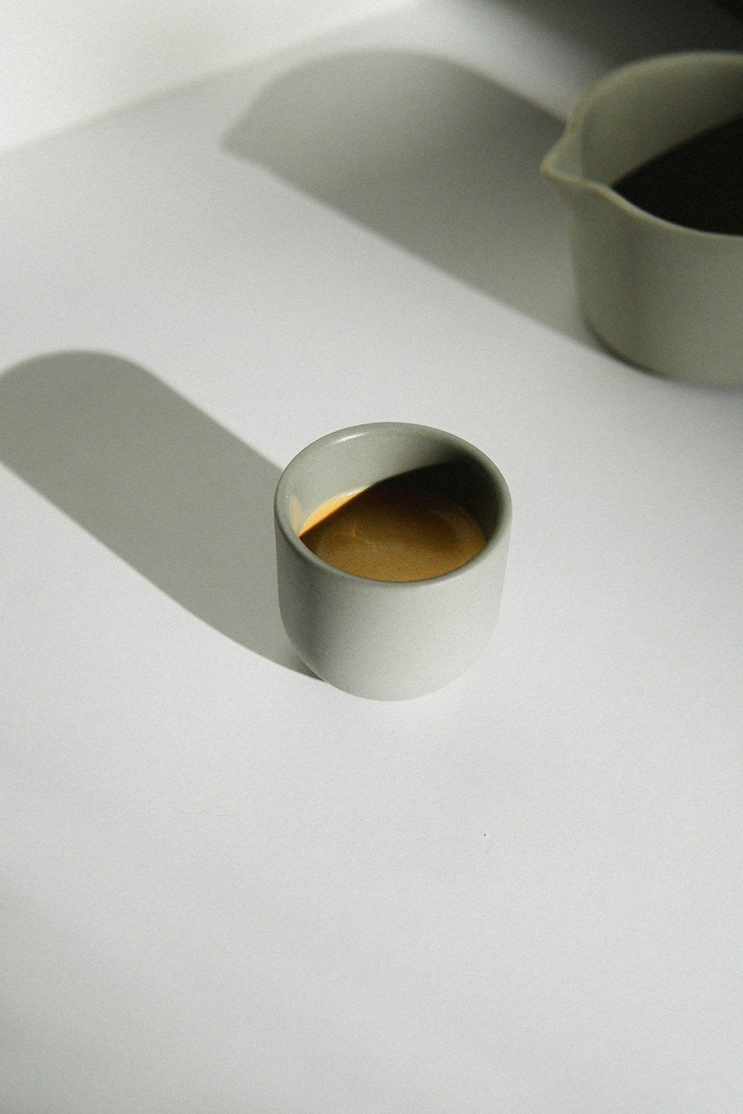 Eine Keramikdose als Lösung, um kleine Mengen gemahlenen Kaffee aufzubewahren und die Frische zu bewahren. | Foto: Mathilde Langevin