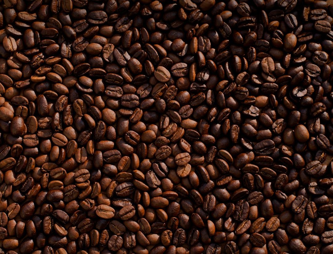 Eine Kaffeemühle mahlt frische Bohnen, die beste Alternative zum Aufbewahren von bereits gemahlenem Kaffee. | Foto: Mike Kenneally