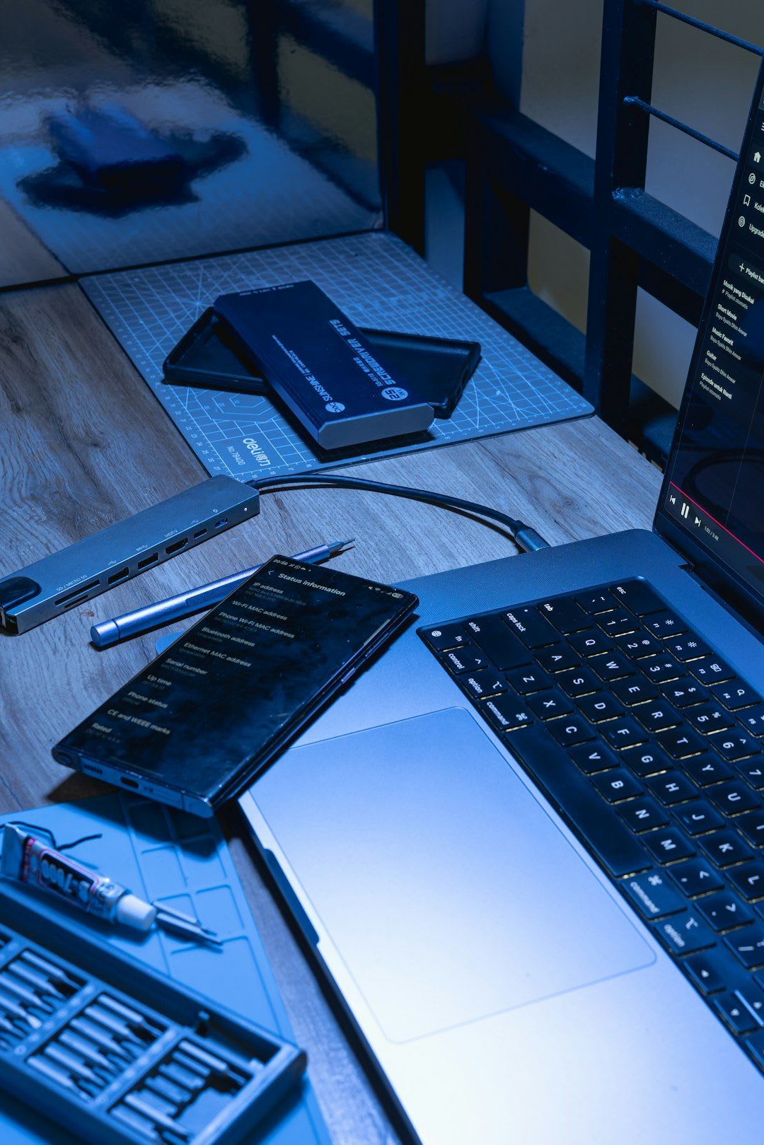 Nahaufnahme eines Thunderbolt-Anschlusses an einem Laptop, wichtig für die Kompatibilität mit einer Laptop-Dockingstation. | Foto: Bayu Syaits