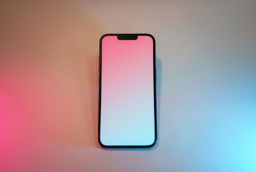 Ein Smartphone mit einem leuchtenden Schutzschild-Symbol auf dem Akku, das die Funktion Adaptives Laden zur Schonung der Batterie darstellt. | Foto: Jakub Żerdzicki