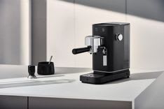WMF Espressomaschine Lumero Deep Black, kompakt, dezente LED-Beleuchtung, 15 bar, 1350 Watt, Milchschaumdüse schwarz