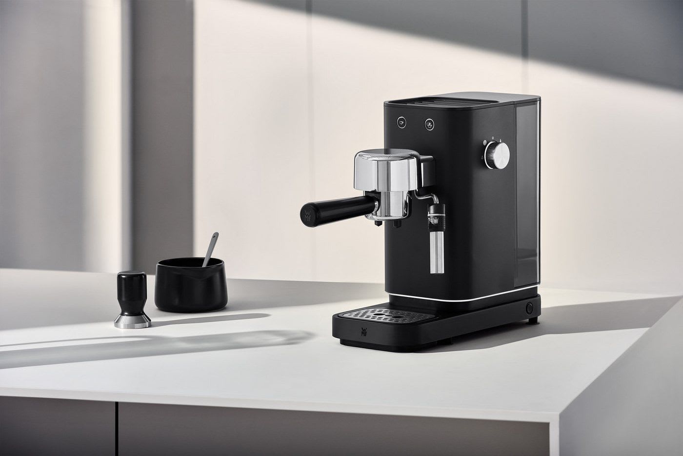 WMF Espressomaschine Lumero Deep Black, kompakt, dezente LED-Beleuchtung, 15 bar, 1350 Watt, Milchschaumdüse schwarz