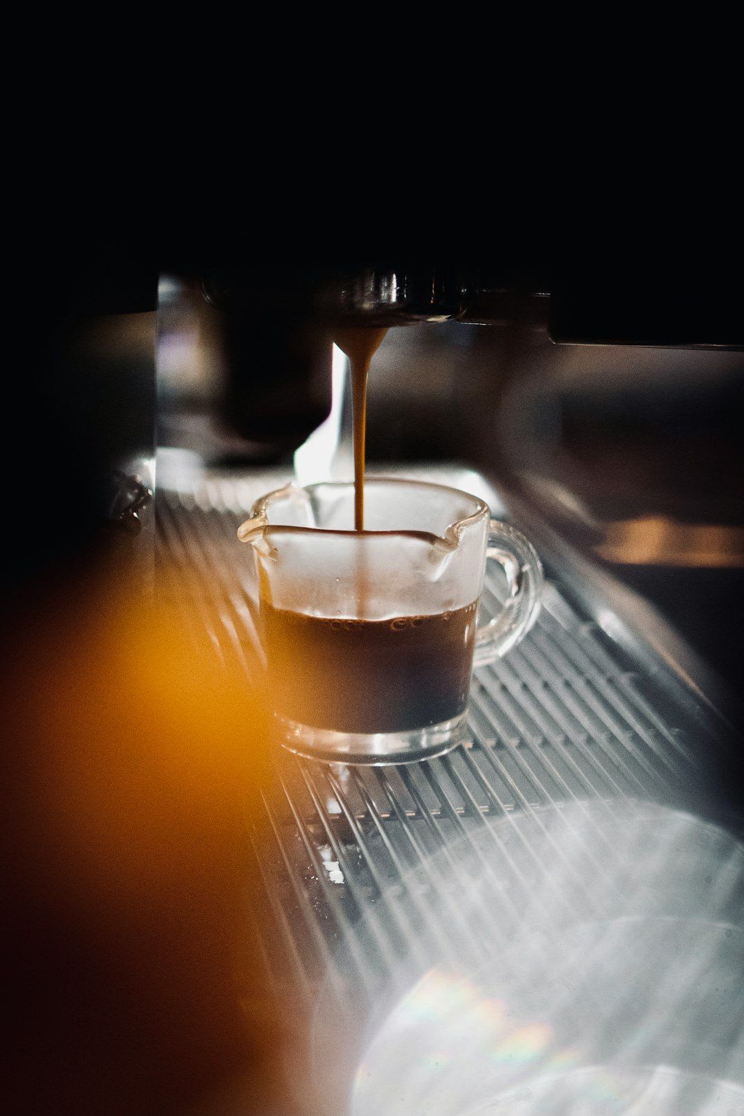 Zubereitung von cremigem Milchschaum für österreichischen Milchkaffee mit der Dampfdüse einer Siebträgermaschine. | Foto: Rich Gascho