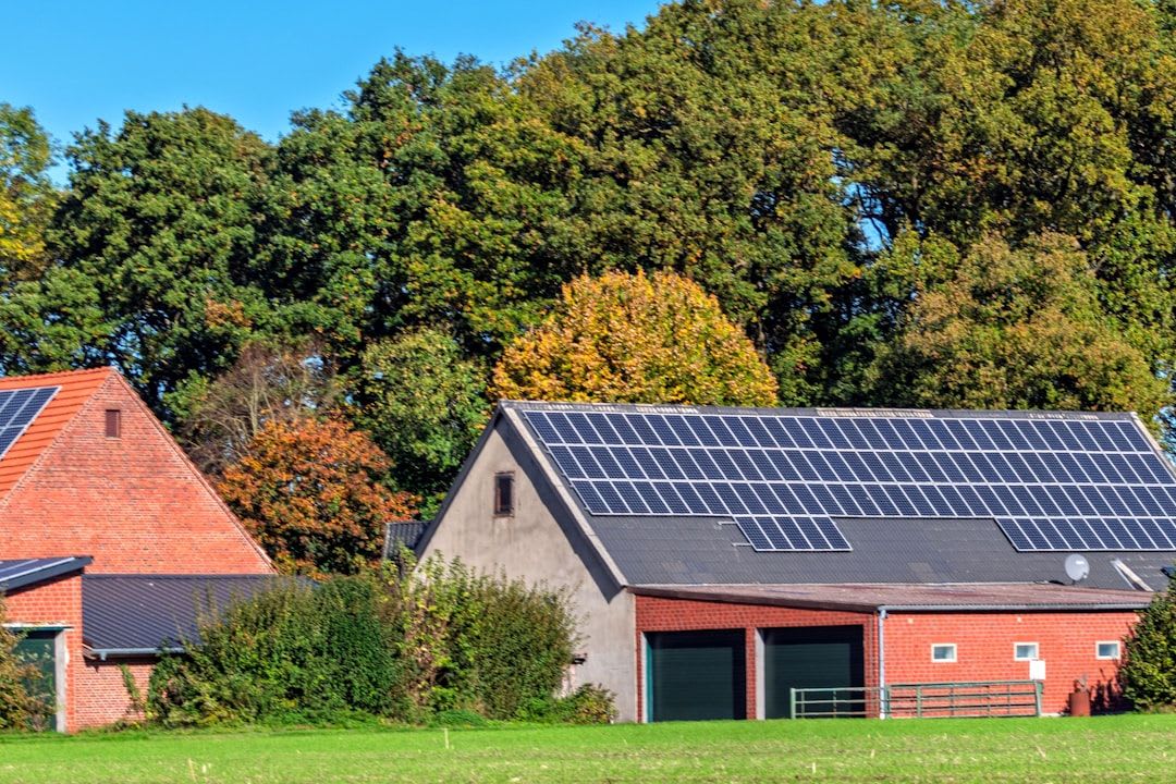 Einen Solar Tracker selber bauen: Das fertige System richtet ein PV-Modul zur Abendsonne aus für maximalen Ertrag der PV-Anlage. | Foto: Sergej *****