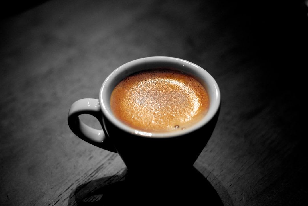 Weitläufige Panorama-Aufnahme einer sonnigen Kaffeeplantage in Costa Rica, die das einzigartige Terroir des Landes zeigt. | Foto: Jordan Merrick