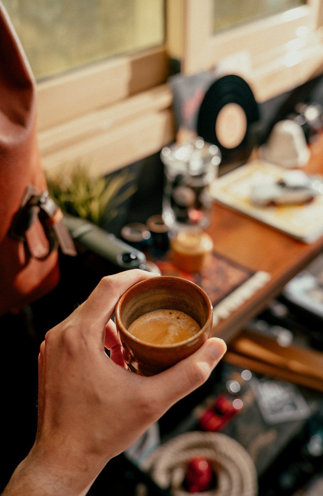 Ein Kaffeebauer erntet von Hand reife rote Kaffeekirschen in einem der vielfältigen Anbaugebiete für Kaffee aus Costa Rica. | Foto: Amr Taha™