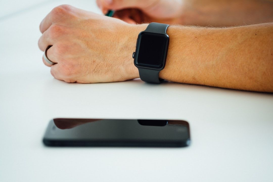 Moderne Smartwatch neben einem Tablet, das eine PDF Bedienungsanleitung anzeigt, als Symbol für den digitalen Ratgeber. | Foto: Dose Media