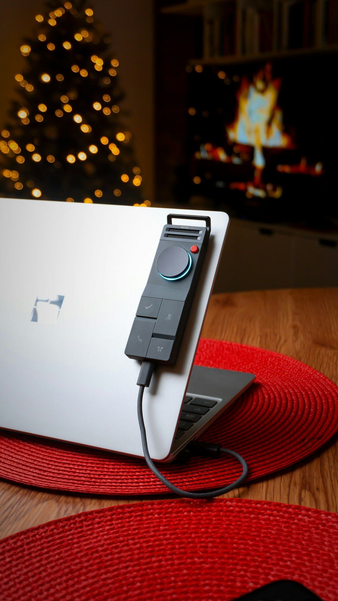 Person sucht online auf einer Hersteller-Website am Laptop nach der passenden Smartwatch Bedienungsanleitung Deutsch als PDF-Download. | Foto: Matúš Gocman