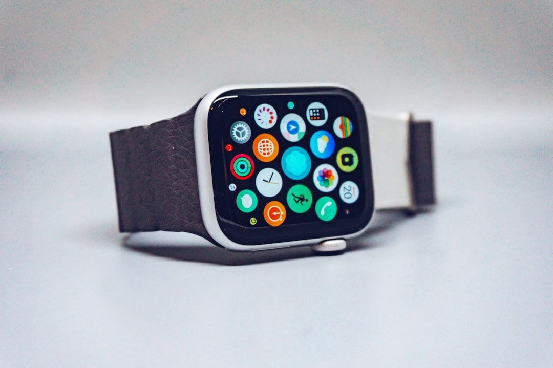 Nahaufnahme eines Smartwatch-Displays mit Schlaftracking-Daten, eine Funktion, die die PDF Bedienungsanleitung detailliert erklärt. | Foto: Simon Daoudi