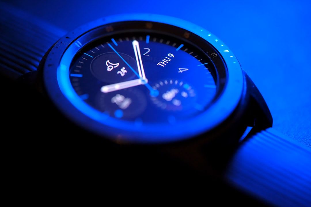 Eine Smartwatch zeigt eine GPS-Navigationsroute auf dem Display, eine Funktion, die in der deutschen Bedienungsanleitung beschrieben wird. | Foto: Samer Khodeir