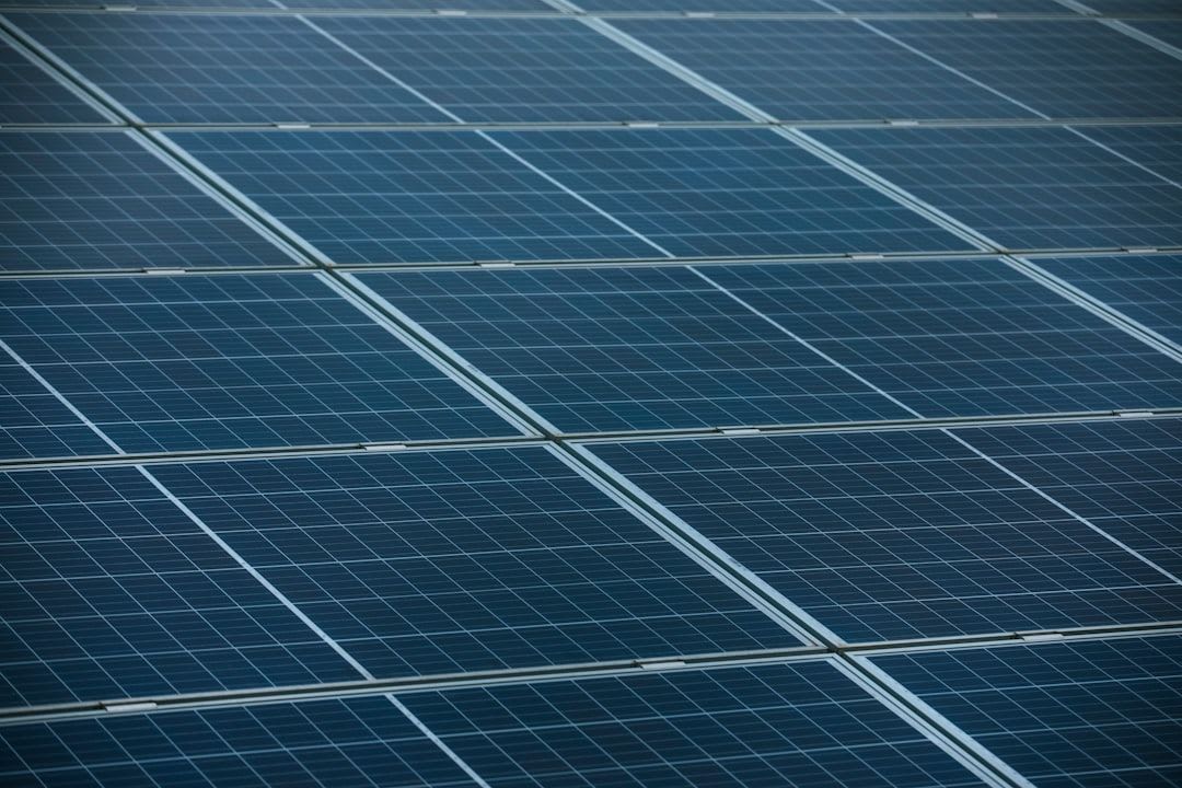 Nahaufnahme von Solarmodulen, die den optimalen Photovoltaik Neigungswinkel auf einem Dach zur Maximierung des Stromertrags zeigen. | Foto: Markus Spiske