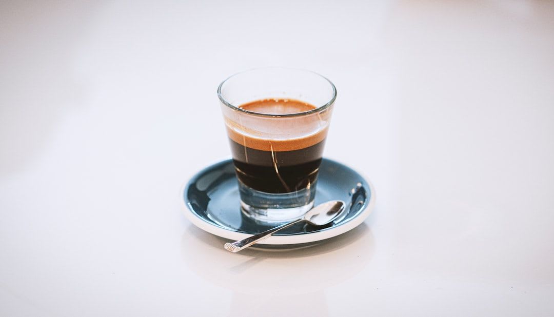 Ein Latte Macchiato im Glas, der den hohen Milchanteil und die Kalorien im Kaffee verdeutlicht. | Foto: Adi Goldstein