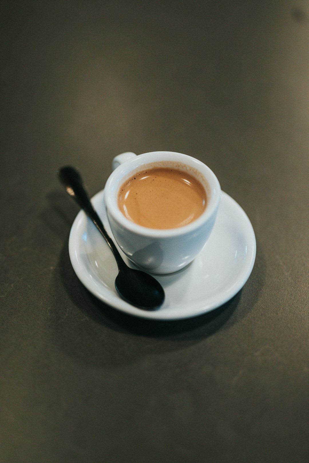 Eine Auswahl an pflanzlichen Milchalternativen zur Reduzierung der Kalorien im Kaffee. | Foto: Nathan Dumlao