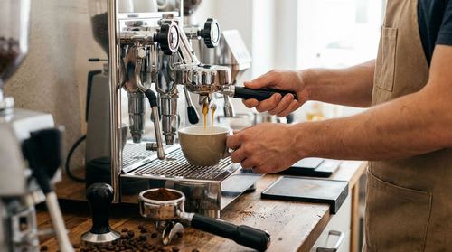 Kaffee Crema mit Siebträgermaschine zubereiten