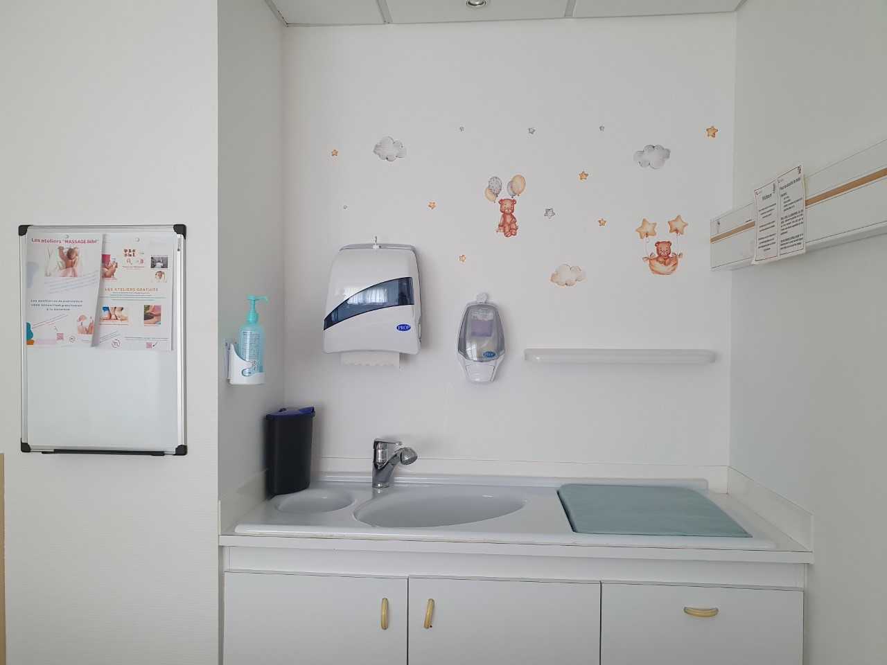 coin bébé dans une chambre de la maternité