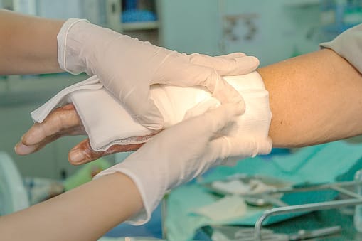 Centre SOS Mains 95 de la Clinique Conti : Acquisition d’un microscope de haute précision