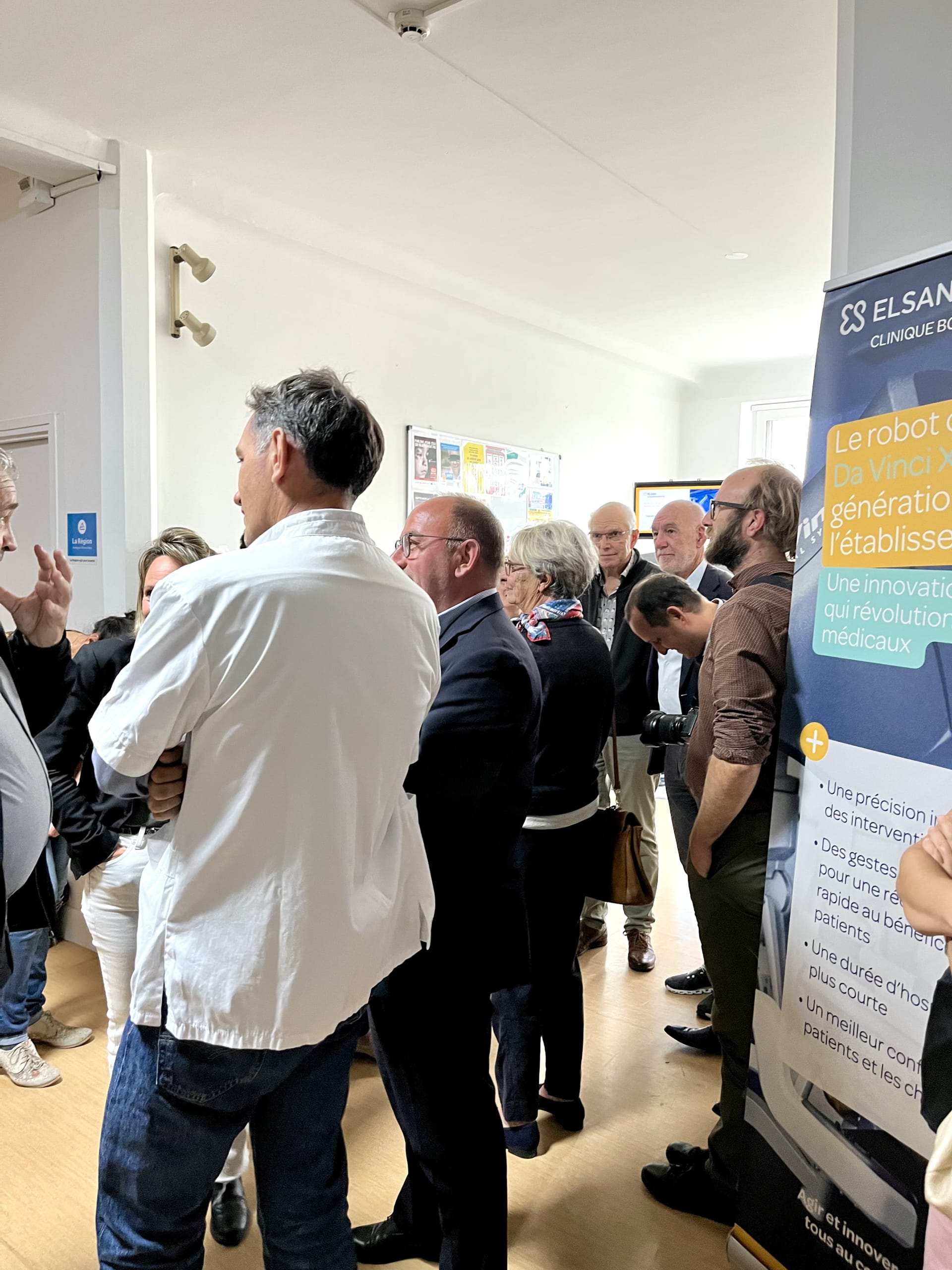 Inauguration du robot chirurgical da Vinci X en présence de Laurent Wauquiez, député et conseiller spécial de la région Auvergne-Rhône-Alpes à la Clinique Bon Secours