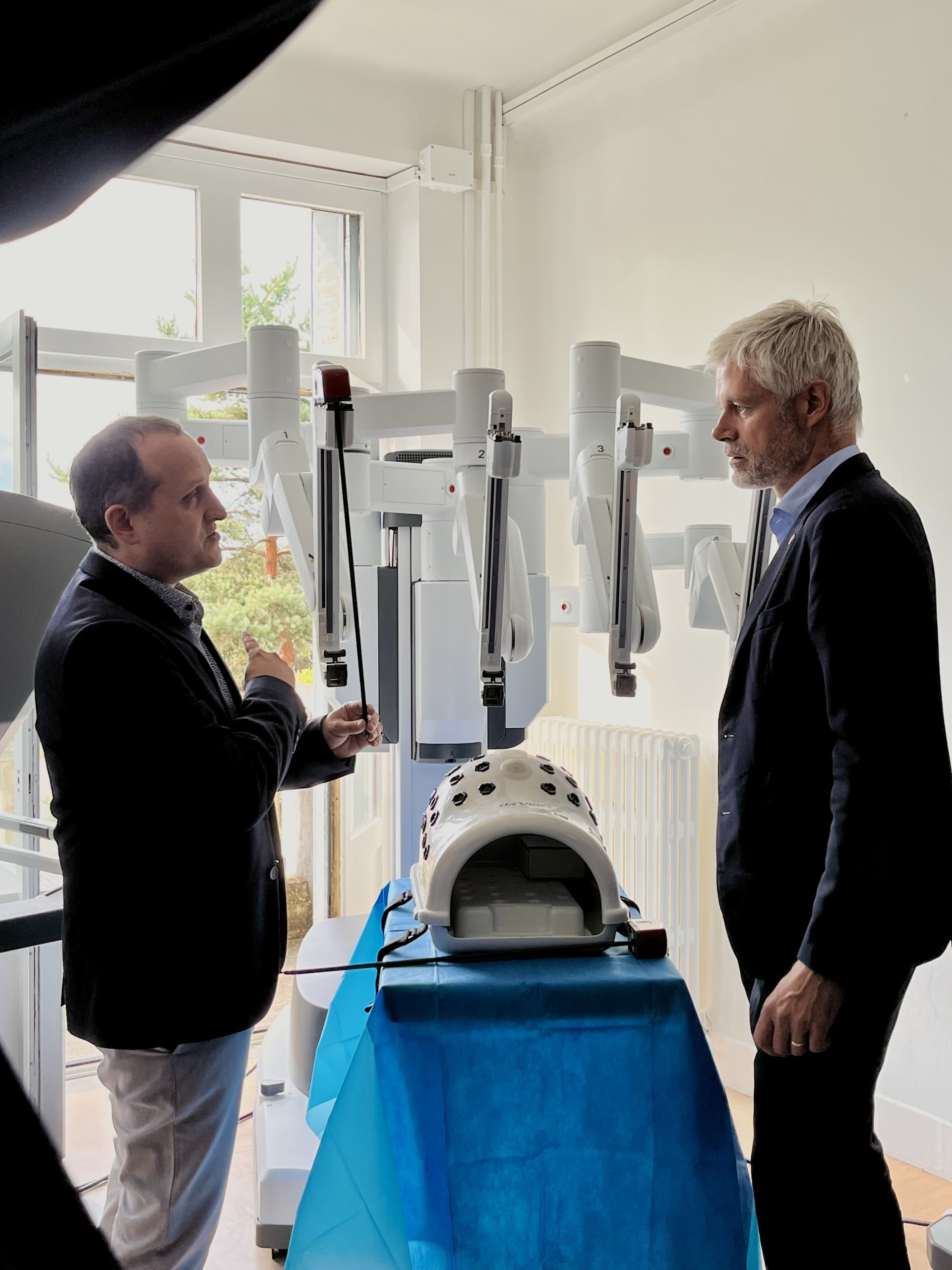 Inauguration du robot chirurgical da Vinci X en présence de Laurent Wauquiez, député et conseiller spécial de la région Auvergne-Rhône-Alpes à la Clinique Bon Secours