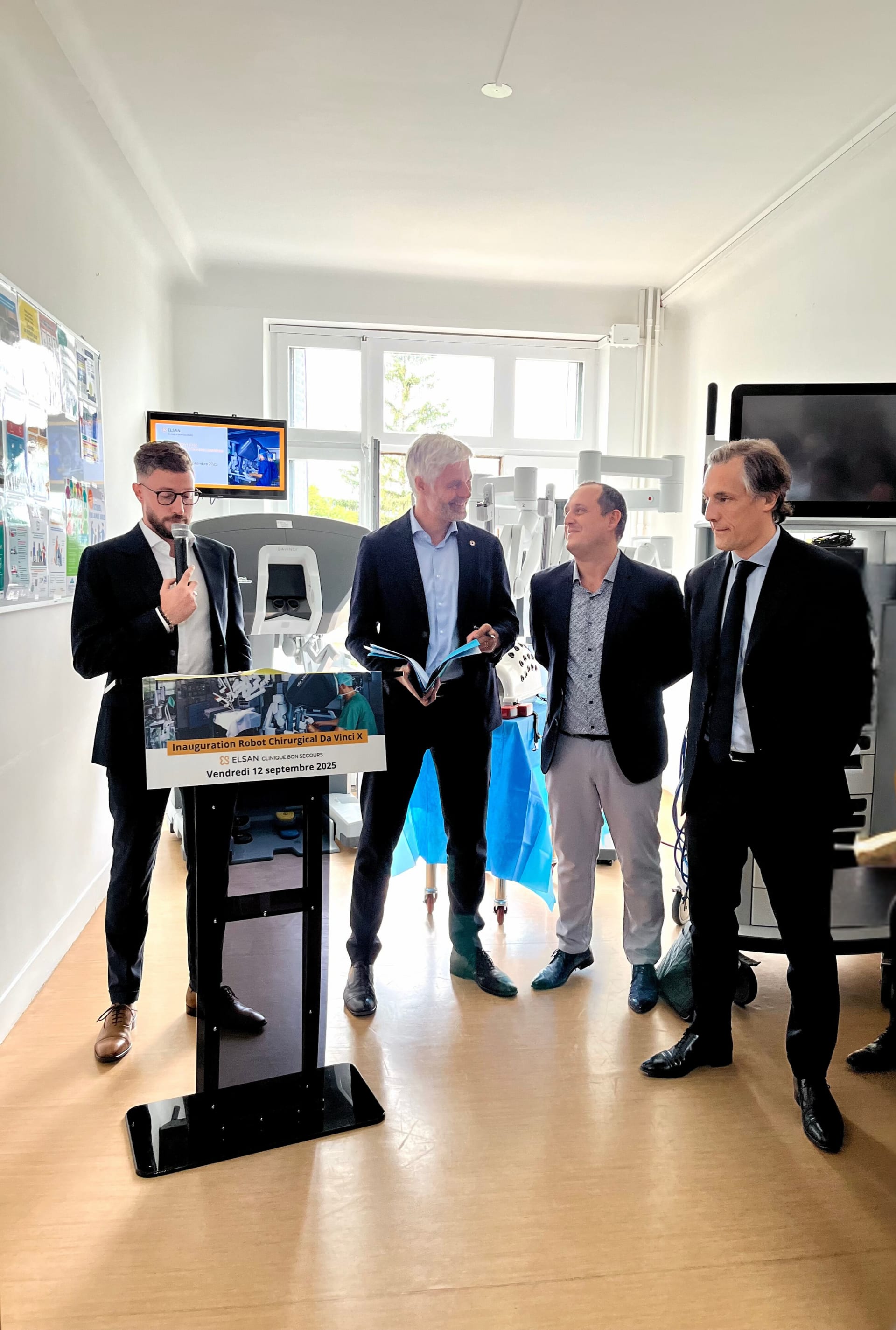 Inauguration du robot chirurgical da Vinci X en présence de Laurent Wauquiez, député et conseiller spécial de la région Auvergne-Rhône-Alpes à la Clinique Bon Secours