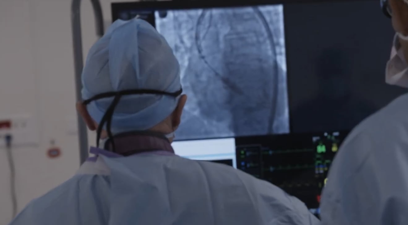 Arceau de scopie, aussi nommé angiographe ou système de radioscopie.
