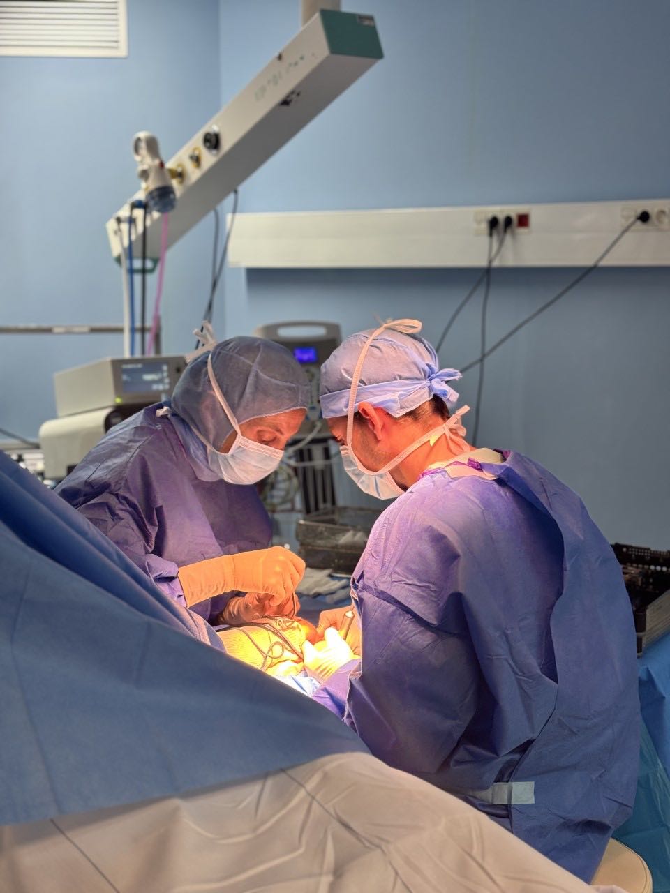 photo d'une chirurgie de la main faite par le Dr Raj