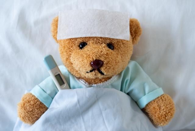 Examen ophtalmologique chez un enfant à l’aide d’une lampe à fente, réalisé dans un cabinet d’ophtalmologie pour le dépistage ou le suivi de la myopie et d’autres troubles de la vision.