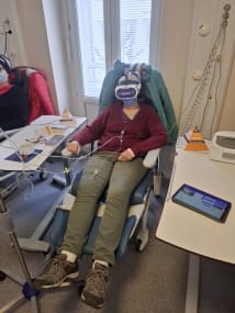 patiente avec casque réalité virtuelle