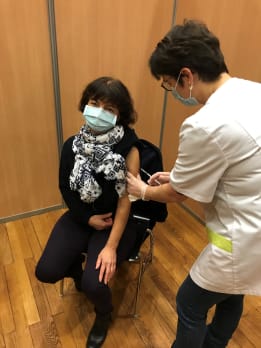 Infirmière entrain de se faire vacciner
