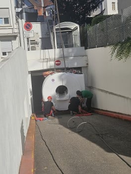 entrée irm par porte garage vue extérieure