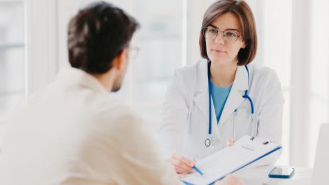 Médecin généraliste : fiche de poste - Elsan recrutement. Image d'une médecin généraliste dans son cabinet recevant un patient.