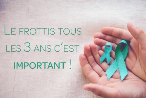 image mettant en scène des main avec des rubans vert en symboles du cancer avec un texte vert  