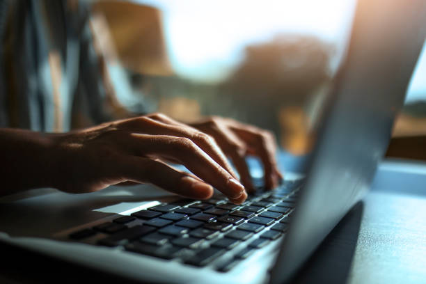 Mains qui tapent un texte sur l'ordinateur